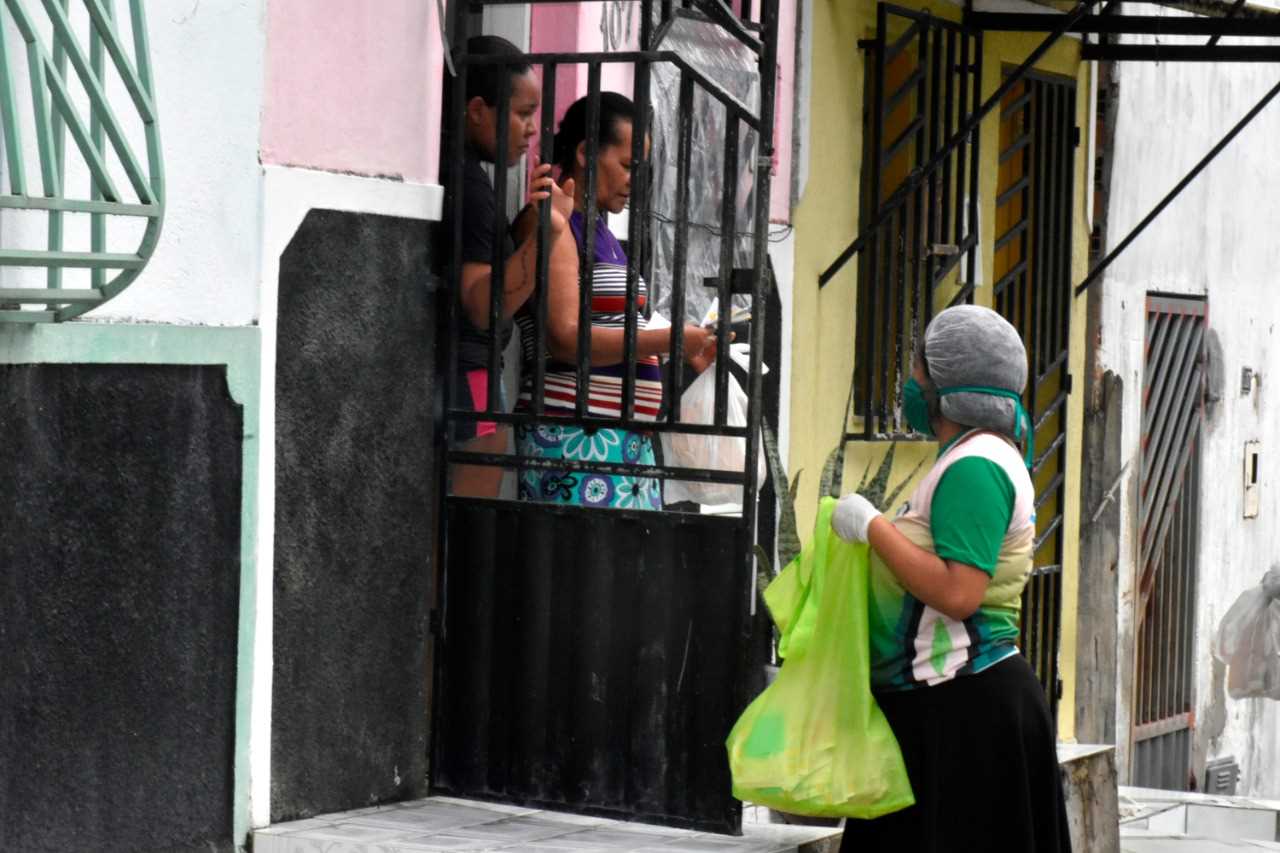 Camacã: Prefeitura distribui pão, leite e máscaras para famílias em São João do Panelinha
